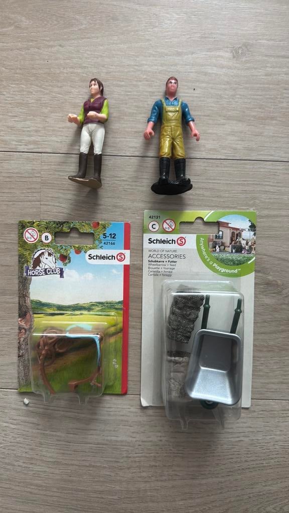 Schleich Accessoires: Kruiwagen & Voer + Horse Club Zadel, Ophalen of Verzenden, Nieuw, Jongen of Meisje