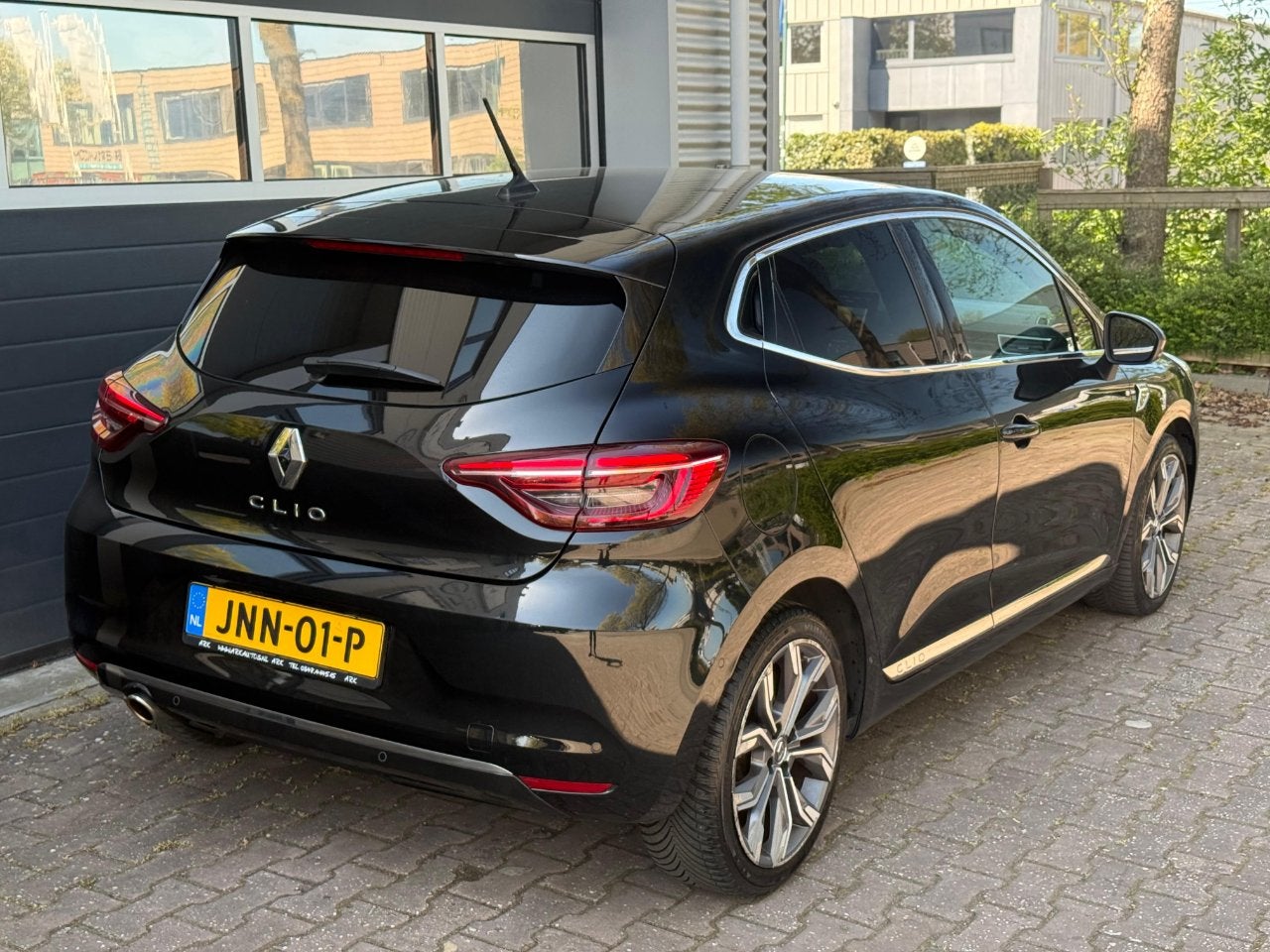 Renault Clio 1.3 TCE Initiale Paris Automaat Navi Camera, Gebruikt, Automatische klimaatregeling, 4 cilinders, 1133 kg