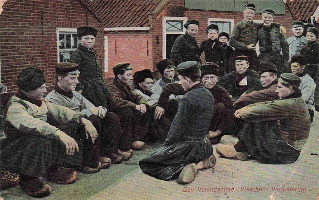702-454-013 Een Volendammer Visschers Vergadering, Verzenden, Voor 1920, Noord-Holland