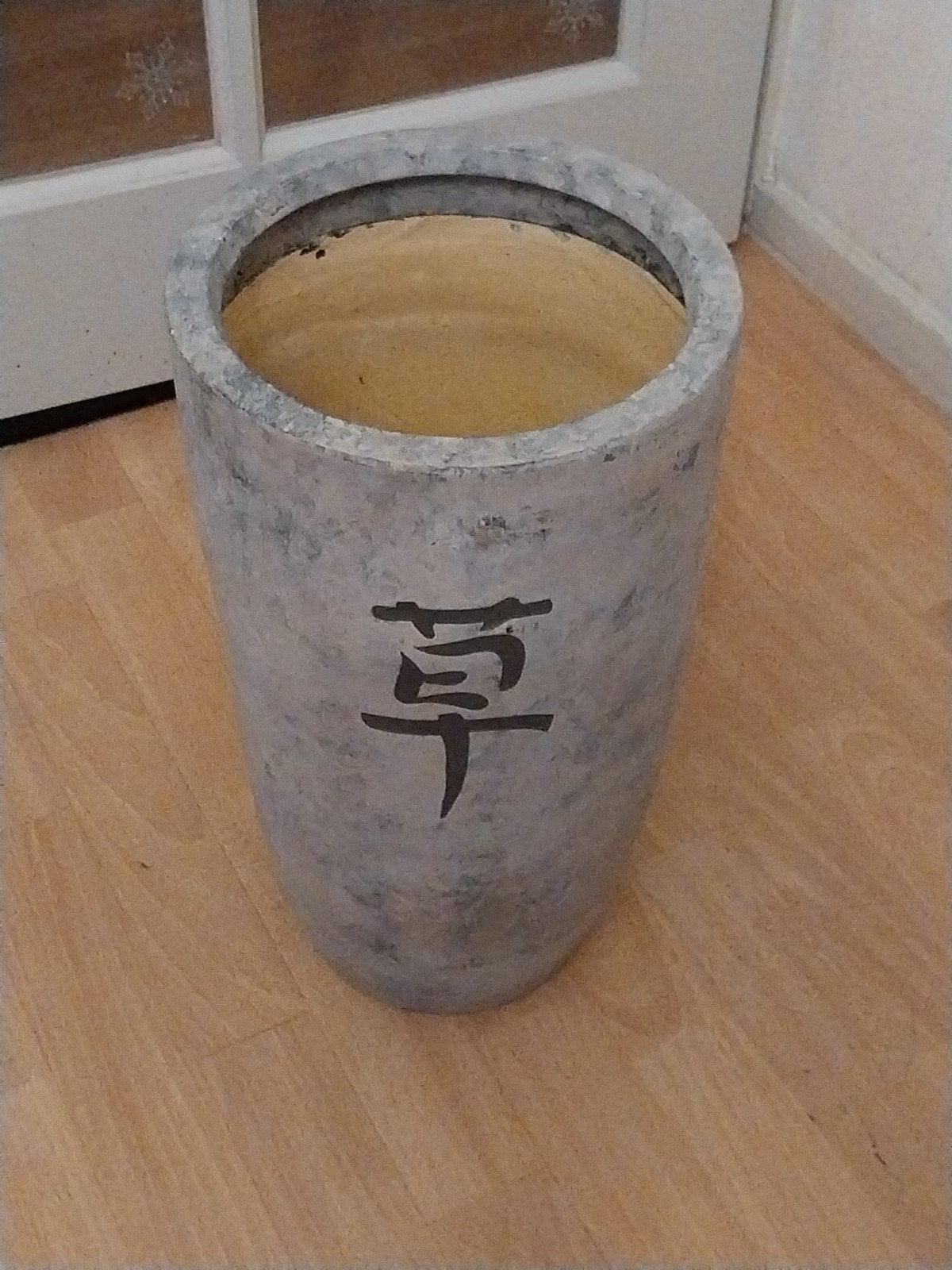 Grote grijze vaas met Oosters teken - 45 cm hoog, Ophalen, 45 cm, Zo goed als nieuw, Met patroon/structuur