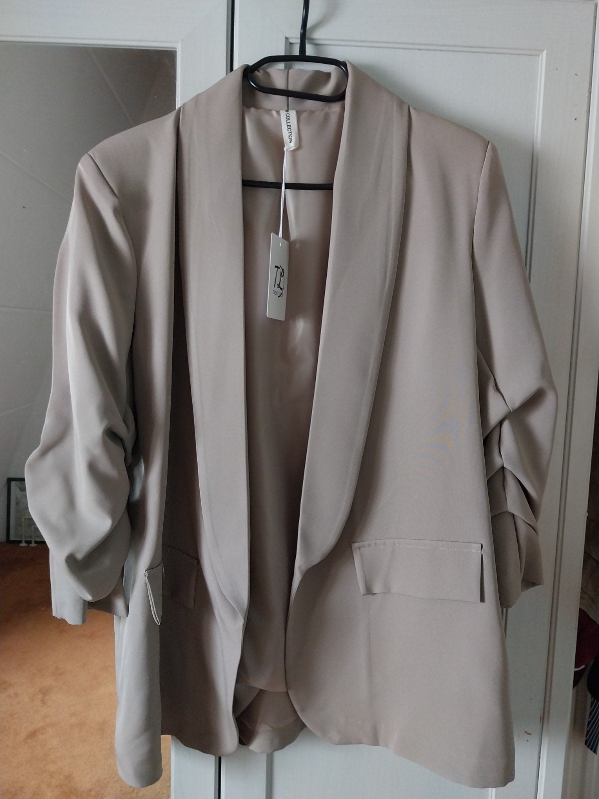 Nieuwe crèmekleurige/Taupe blazer, Ophalen of Verzenden, Nieuw, Maat 38/40 (M), Bruin