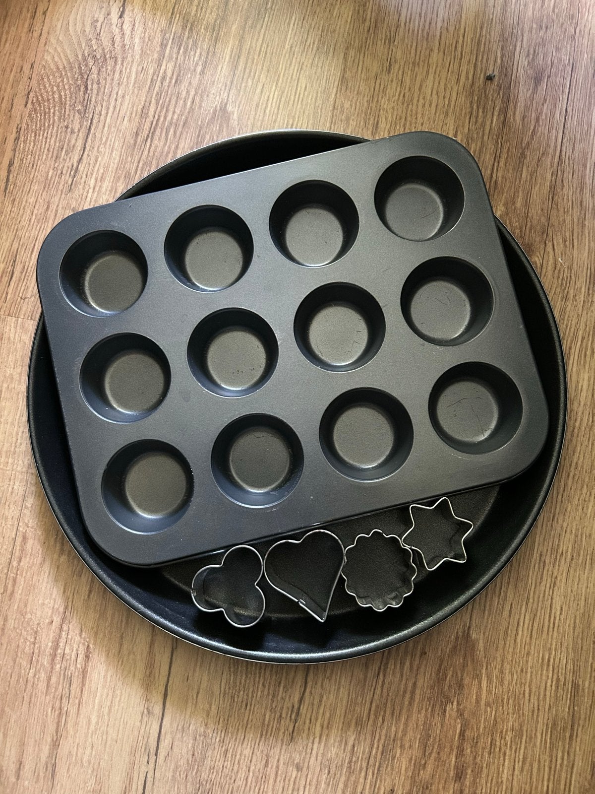 Bakvormen set: pizzaplaat, muffinvorm en uitstekers, Ophalen of Verzenden, Zwart, Metaal, Overige merken