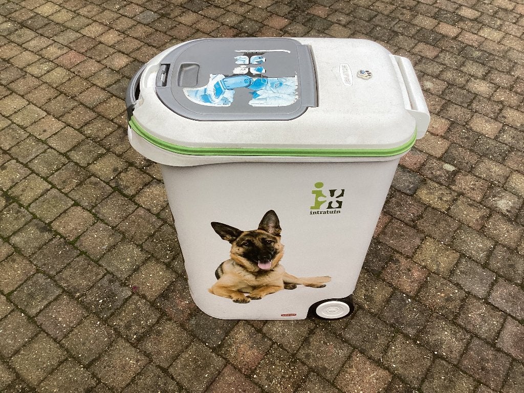 Voercontainer van Curver. Met wielen.50 liter., Ophalen, Gebruikt