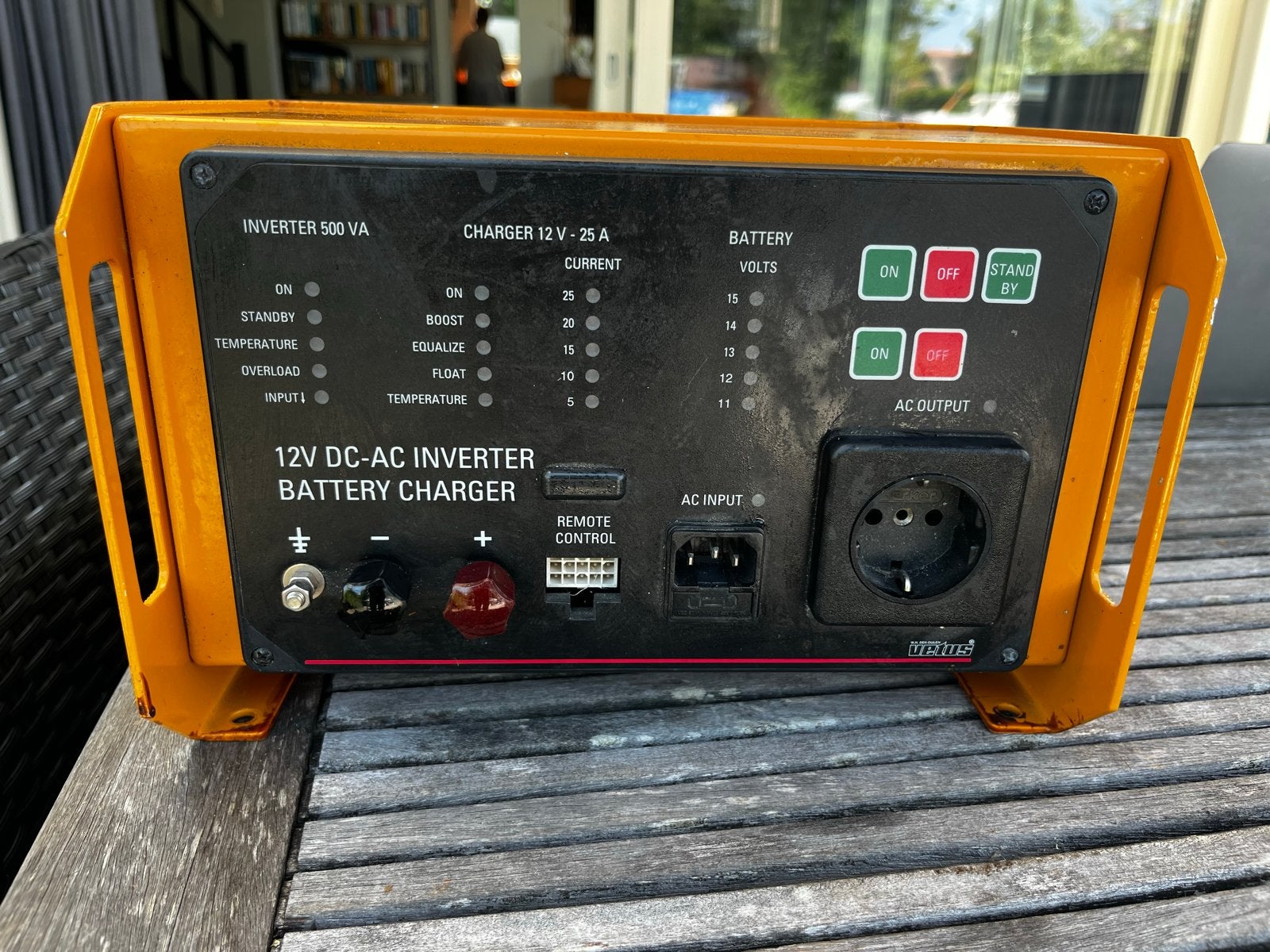 Vetus 12V DC-AC Omvormer Acculader BCC 500, Ophalen of Verzenden, Gebruikt, Motor en Techniek