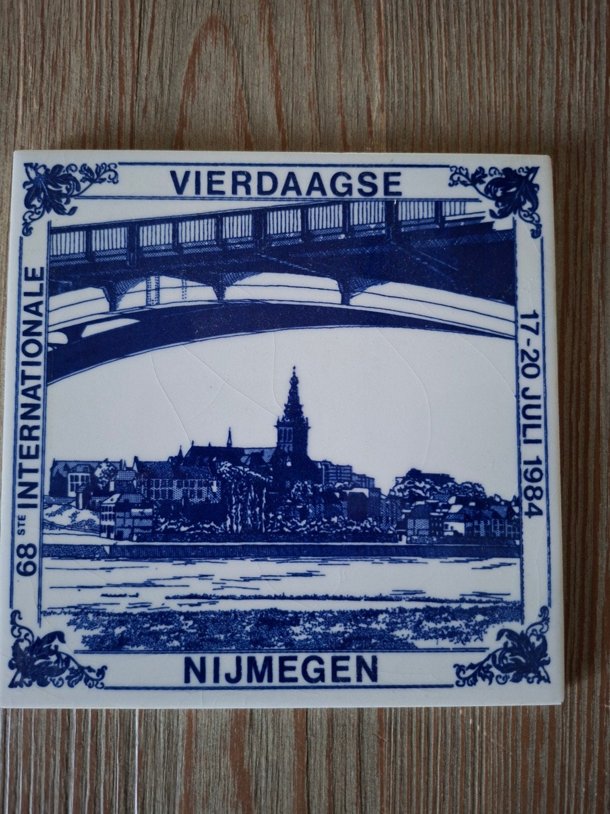 Tegeltje 4daagse Nijmegen 1984 - 68e Internationale, Antiek en Kunst, Antiek | Wandborden en Tegels, Ophalen of Verzenden