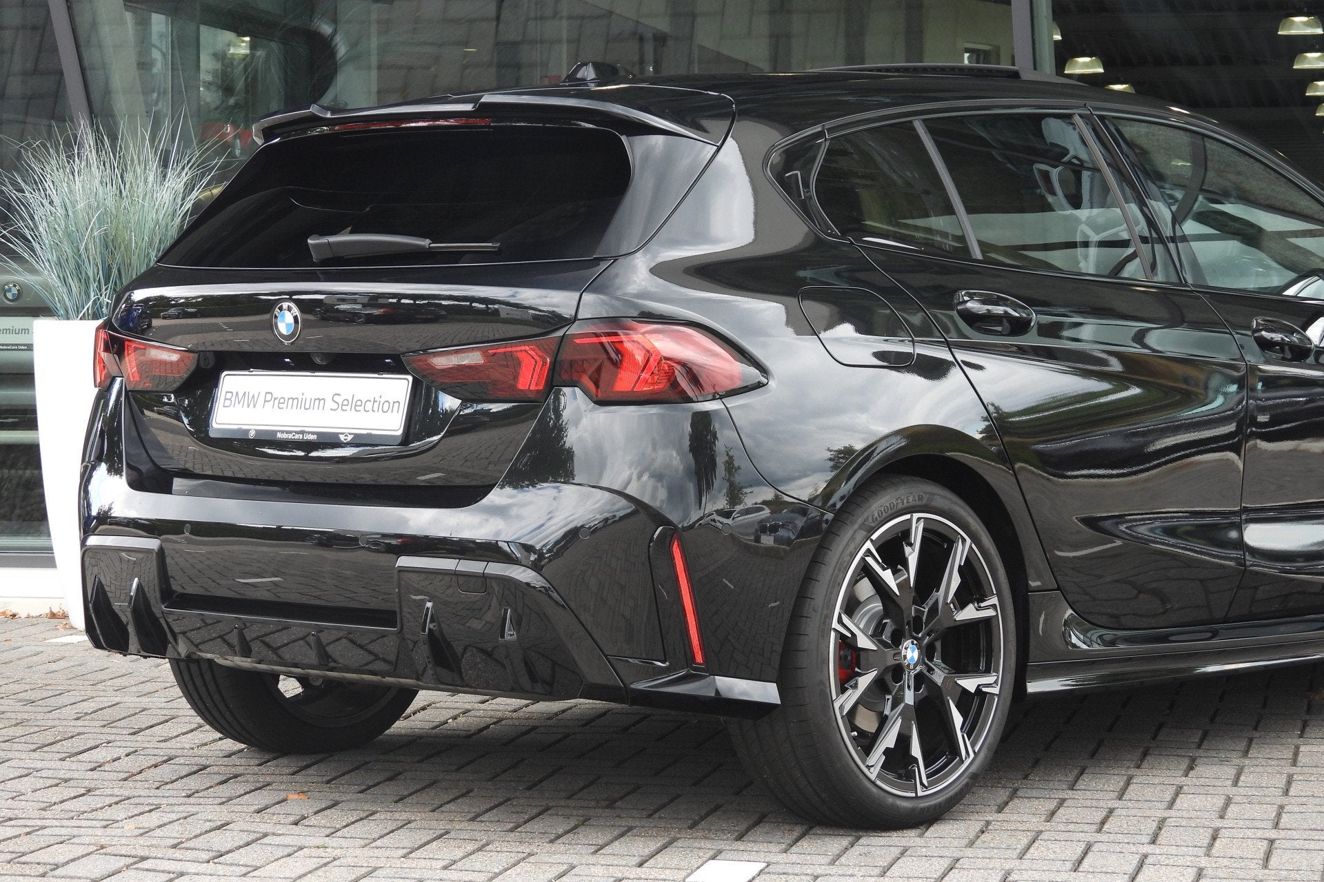 BMW 1 Serie 120 M Sport Automaat / Panoramadak / Sportstoele, Auto's, Zwart, 156 pk, Zwart, Bedrijf