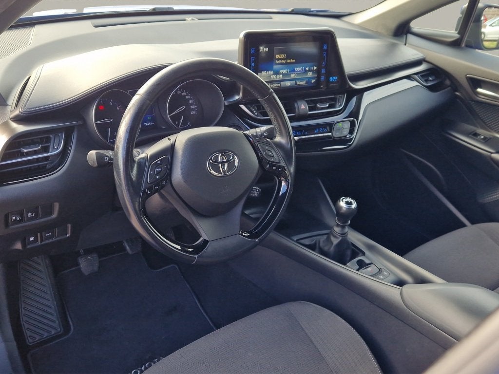Toyota C-HR 1.2 Dynamic Trekhaak - NL Auto - All Season Band, Auto's, 12 maanden, Gebruikt, 4 cilinders, Blauw