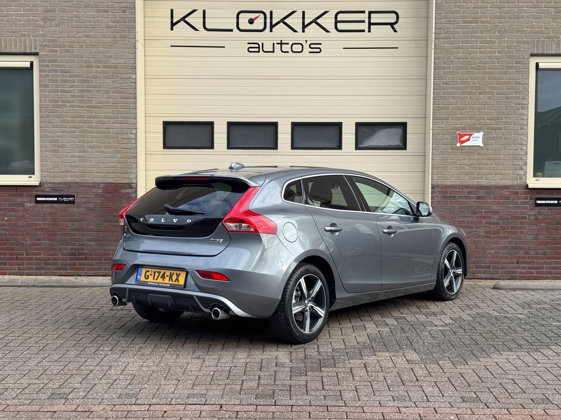 Volvo V40 2.0 D3 Polar+ Sport R-Design APK 11-2027|Pano|H/K, Auto's, Gebruikt, 4 cilinders, Leder en Stof, Origineel Nederlands
