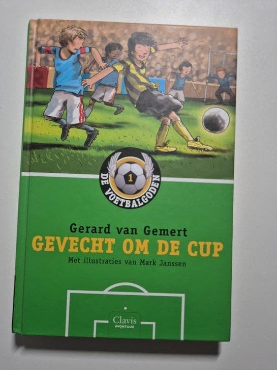 Gerard van Gemert - Gevecht om de cup - De Voetbalgoden 1, Boeken, Gelezen, Ophalen of Verzenden, Gerard van Gemert, Fictie algemeen