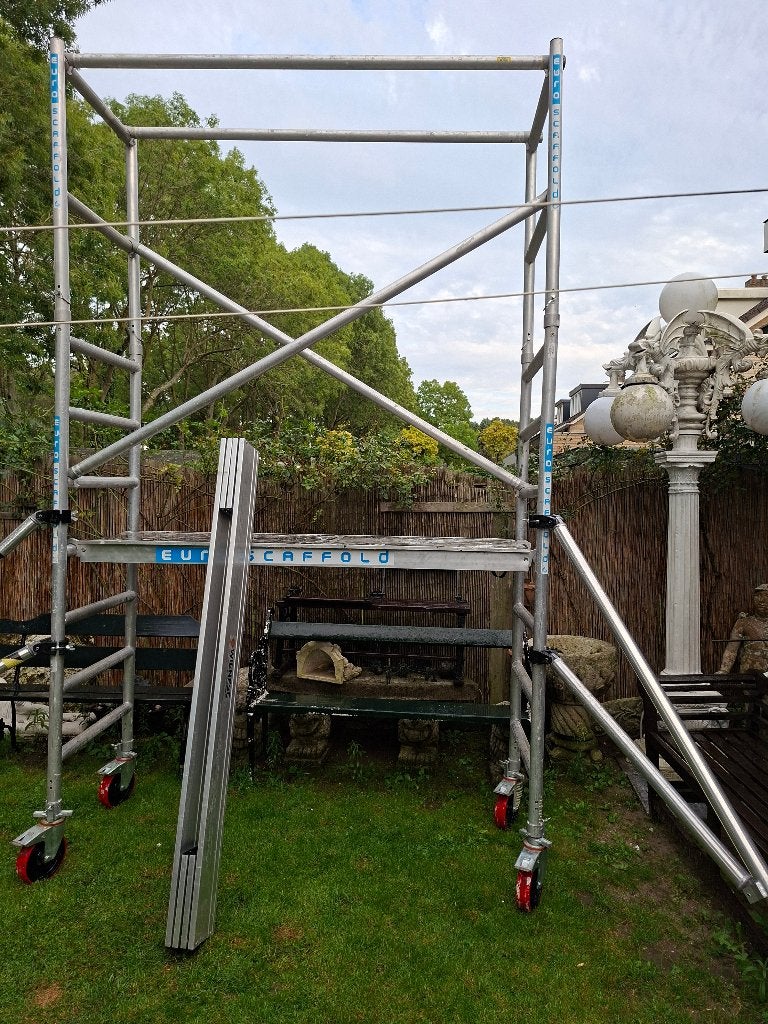 steiger nieuwstaat -EUROSCAFFOLD-kamer/buitensteiger-, Doe-het-zelf en Verbouw, Ophalen of Verzenden, Zo goed als nieuw, Rolsteiger of Kamersteiger