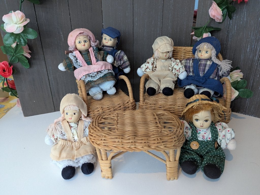 6 kleine Popjes met meubeltjes, Ophalen of Verzenden, Zo goed als nieuw, Pop