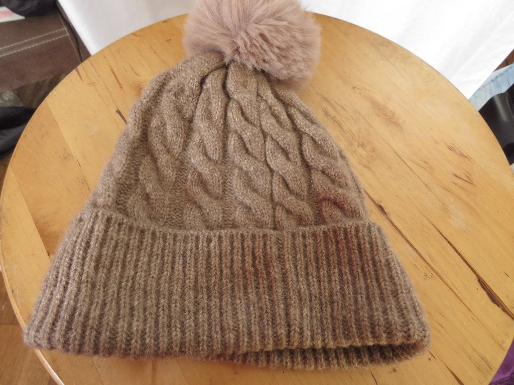 beige  muts met grote pompon van F&F, Overige maten, Ophalen of Verzenden, F&F, Gedragen
