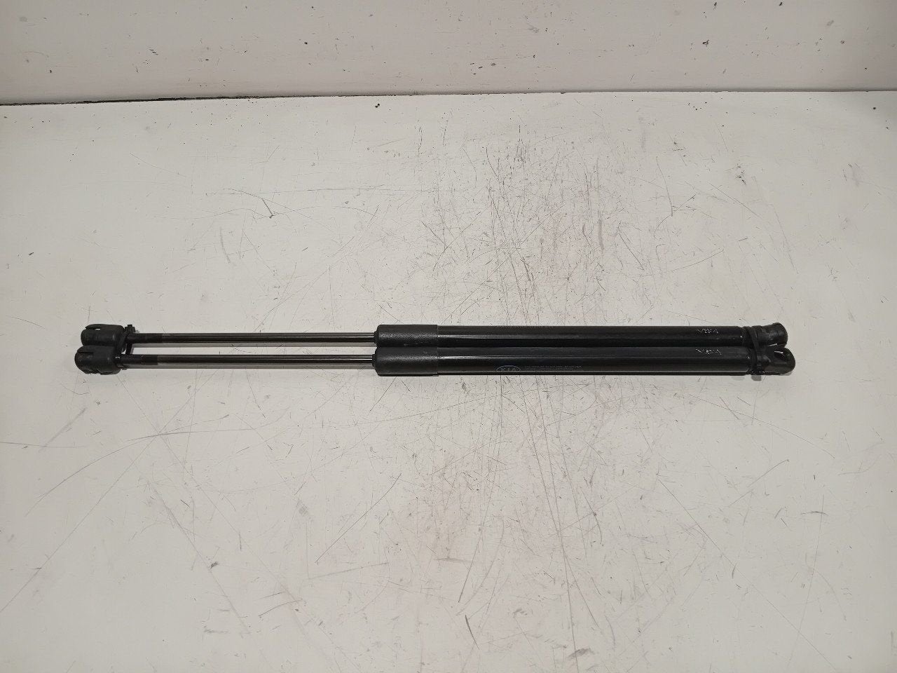 Gasdrukveerset achter Kia Venga, Auto-onderdelen, Onderdelen@venauto.nl, Van der Ven Autorecycling B.V., Ettenseweg 76, 4706 PB Roosendaal, The Netherlands