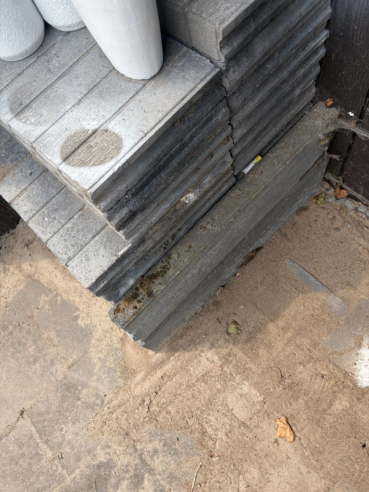 GRATIS partij tuintegels/opsluitbanden, Tuin en Terras, Tegels en Klinkers, Ophalen, Gebruikt, 10 m² of meer, Beton