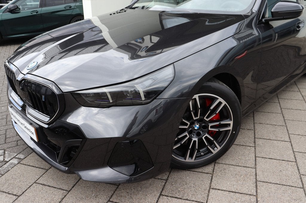 BMW i5 eDrive40 M Sport / Panoramadak / Comfort Access / Sto, Auto's, BMW, 2095 kg, Achterwielaandrijving, Lichtsensor, Met garantie (alle)
