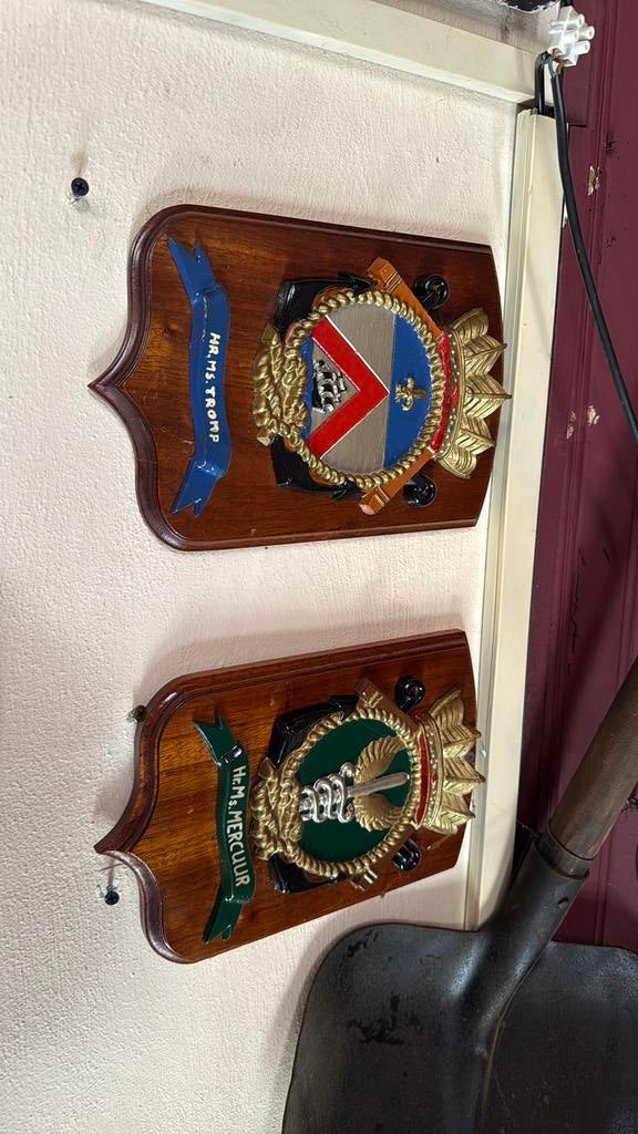 scheepsplakken (wandplaten) met emblemen van marineschepen, Ophalen of Verzenden