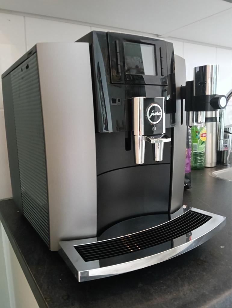 Jura E8 Dark Inox volautomatische espressomachine, Witgoed en Apparatuur, Koffiezetapparaten, Ophalen, Zo goed als nieuw, Koffiemachine