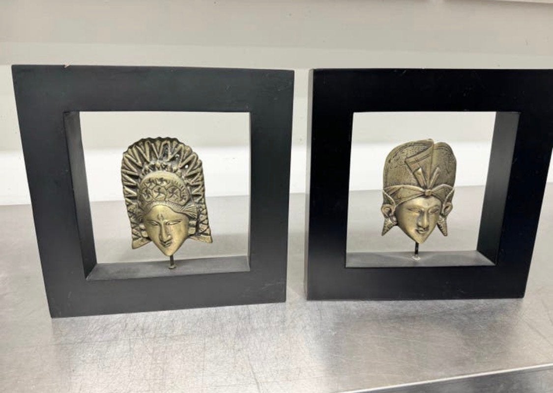 Set van 2 bronzen maskers in lijst - Niet-Westerse kunst, Antiek en Kunst, Ophalen, Handgemaakt, Brons, Masker