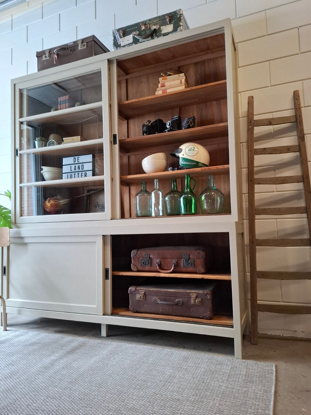Vintage/Brocante zandkleurige schoolkast, houten buffetkast, Huis en Inrichting, Kasten | Buffetkasten, 200 cm of meer, Ophalen of Verzenden