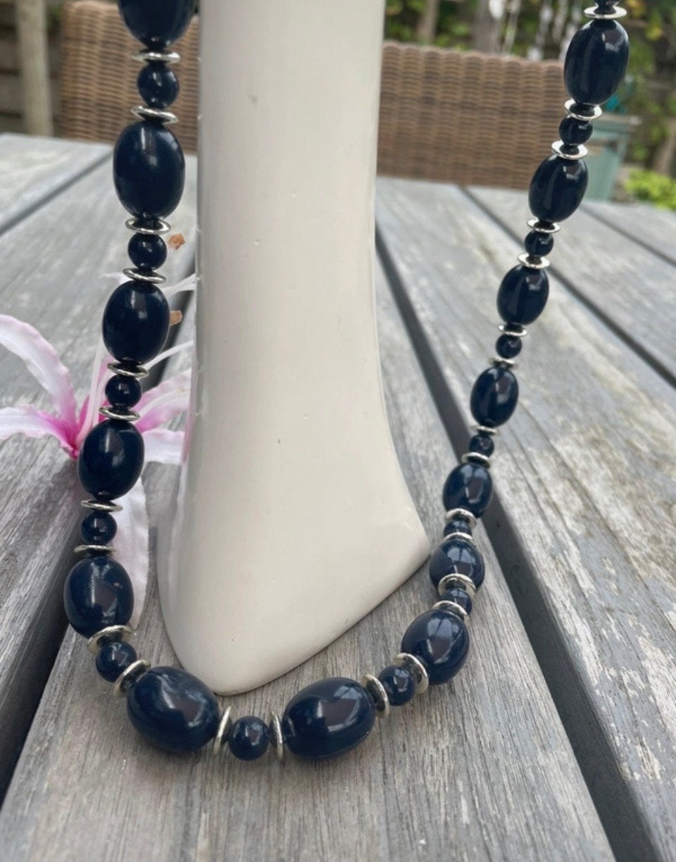 Elegante donkerblauwe kralenketting met zilverkleurige accen, Ophalen of Verzenden, Zo goed als nieuw, Blauw, Overige materialen