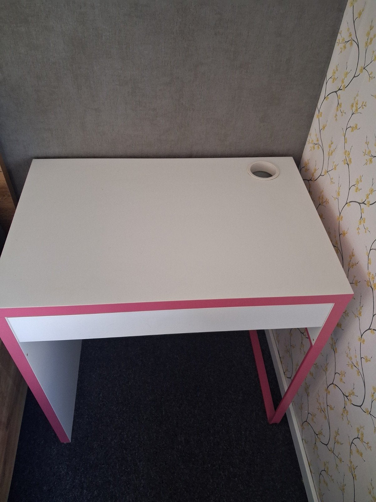 Wit bureau met roze accenten en lade, Ophalen, Met lades, Gebruikt, IKEA
