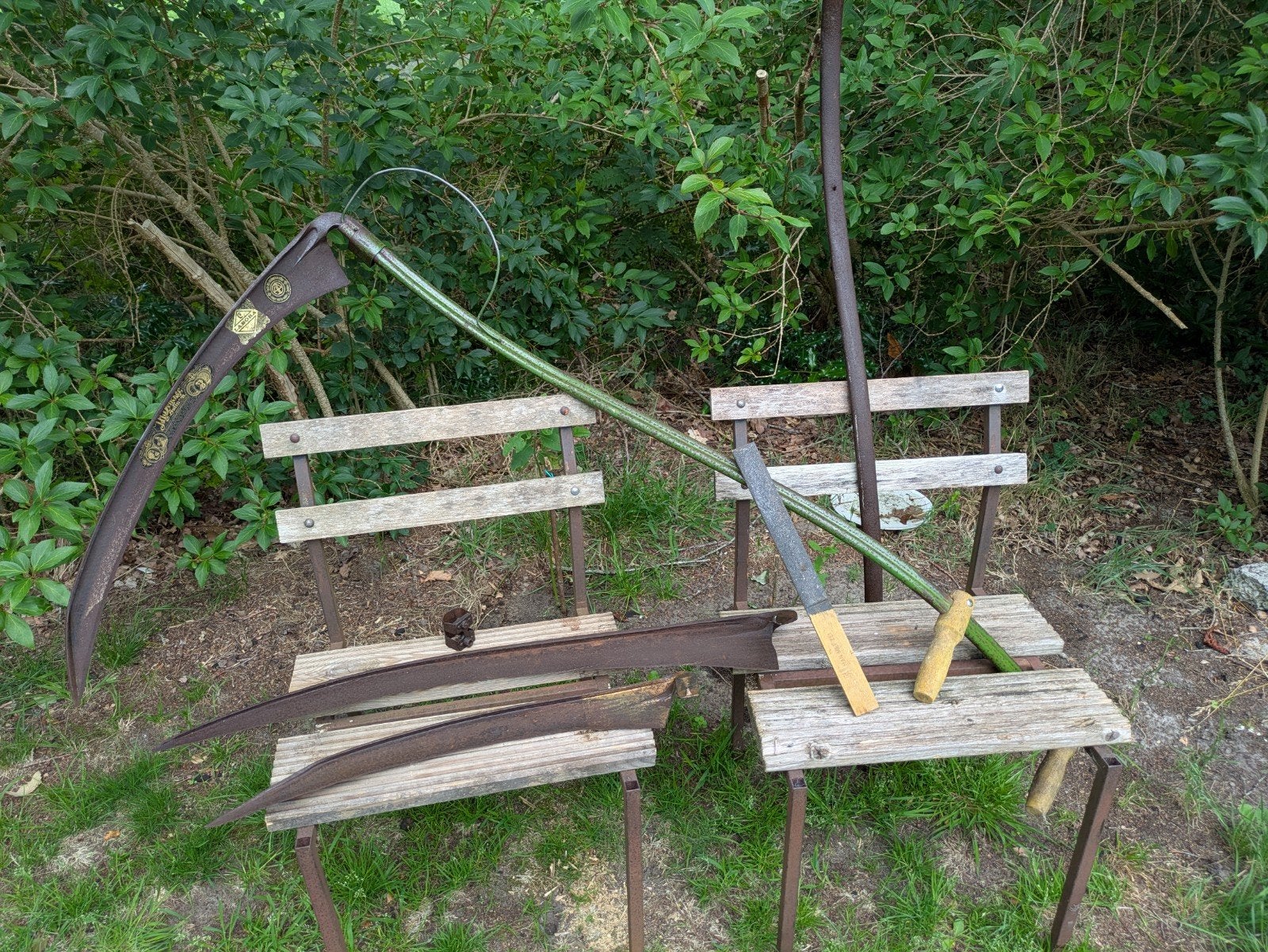 Antieke zeis met twee bladen en wetsteen, Tuin en Terras, Hand-tuingereedschap, Ophalen of Verzenden