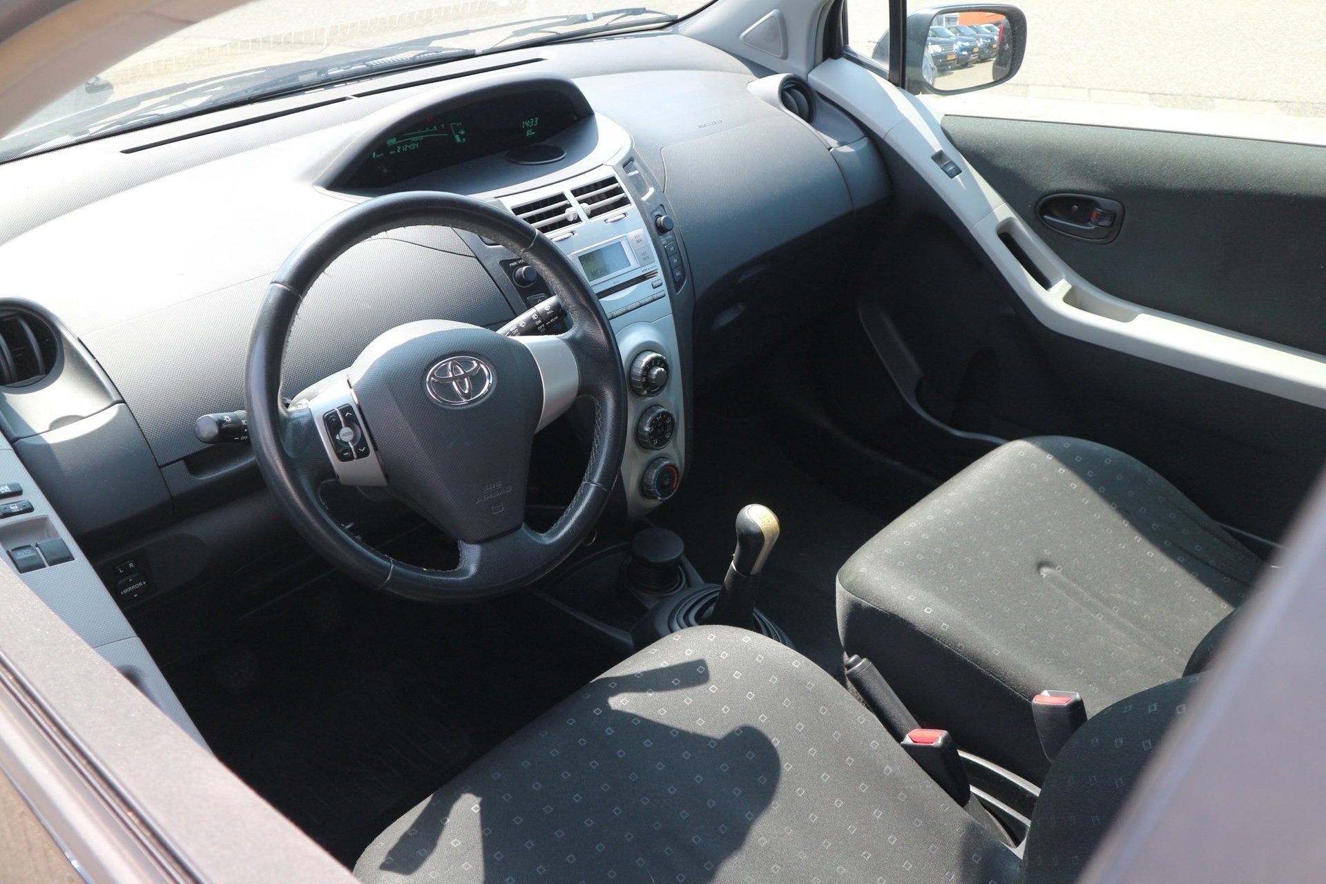 Toyota Yaris 1.0 VVTi / 1e EIGENAAR / DEALER ONDERHOUDEN ! !, Auto's, Voorwielaandrijving, 750 kg, Zwart, Origineel Nederlands