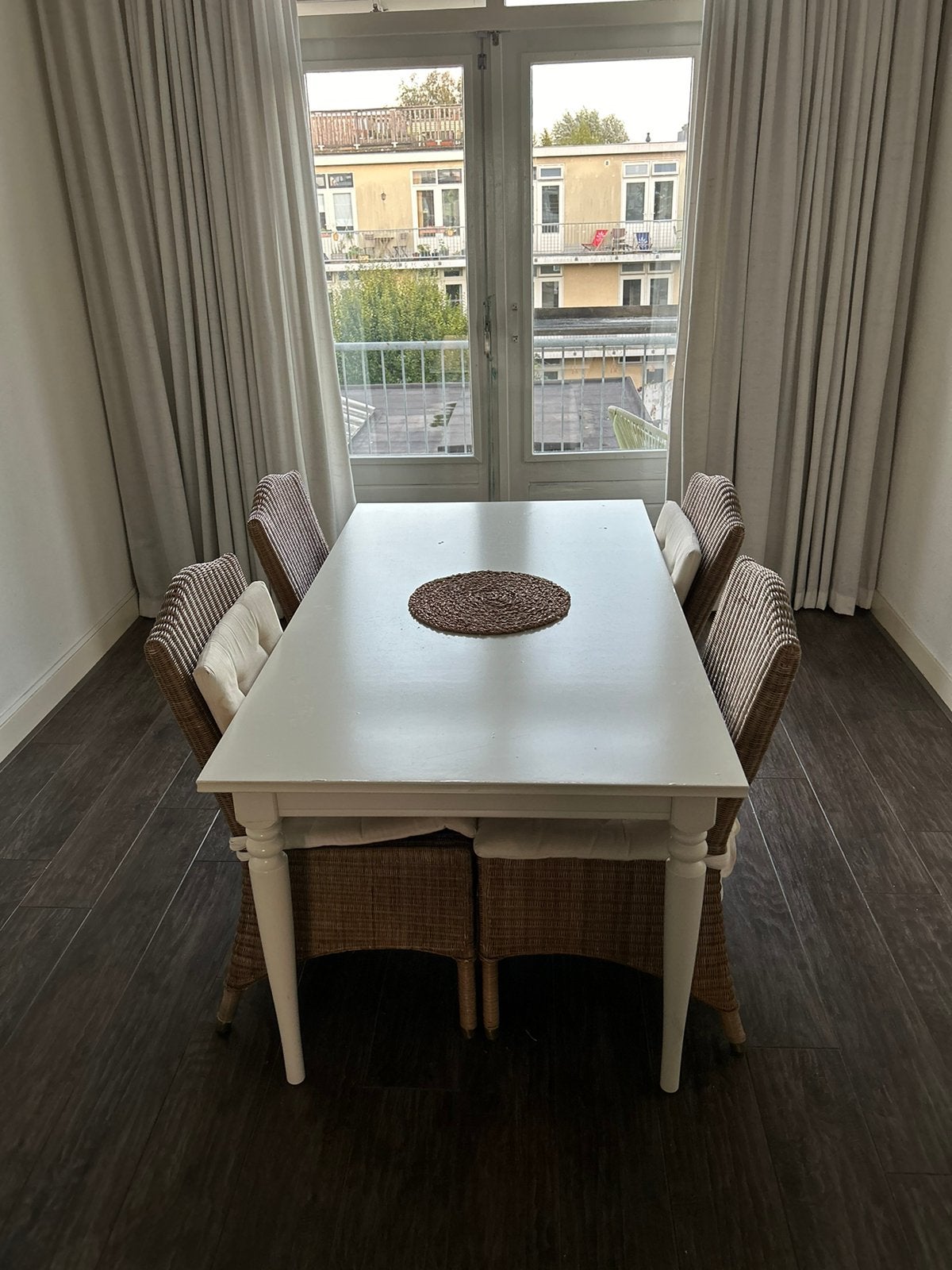 Rosentorp uitschuifbare eettafel wit (IKEA) + rietenstoelen