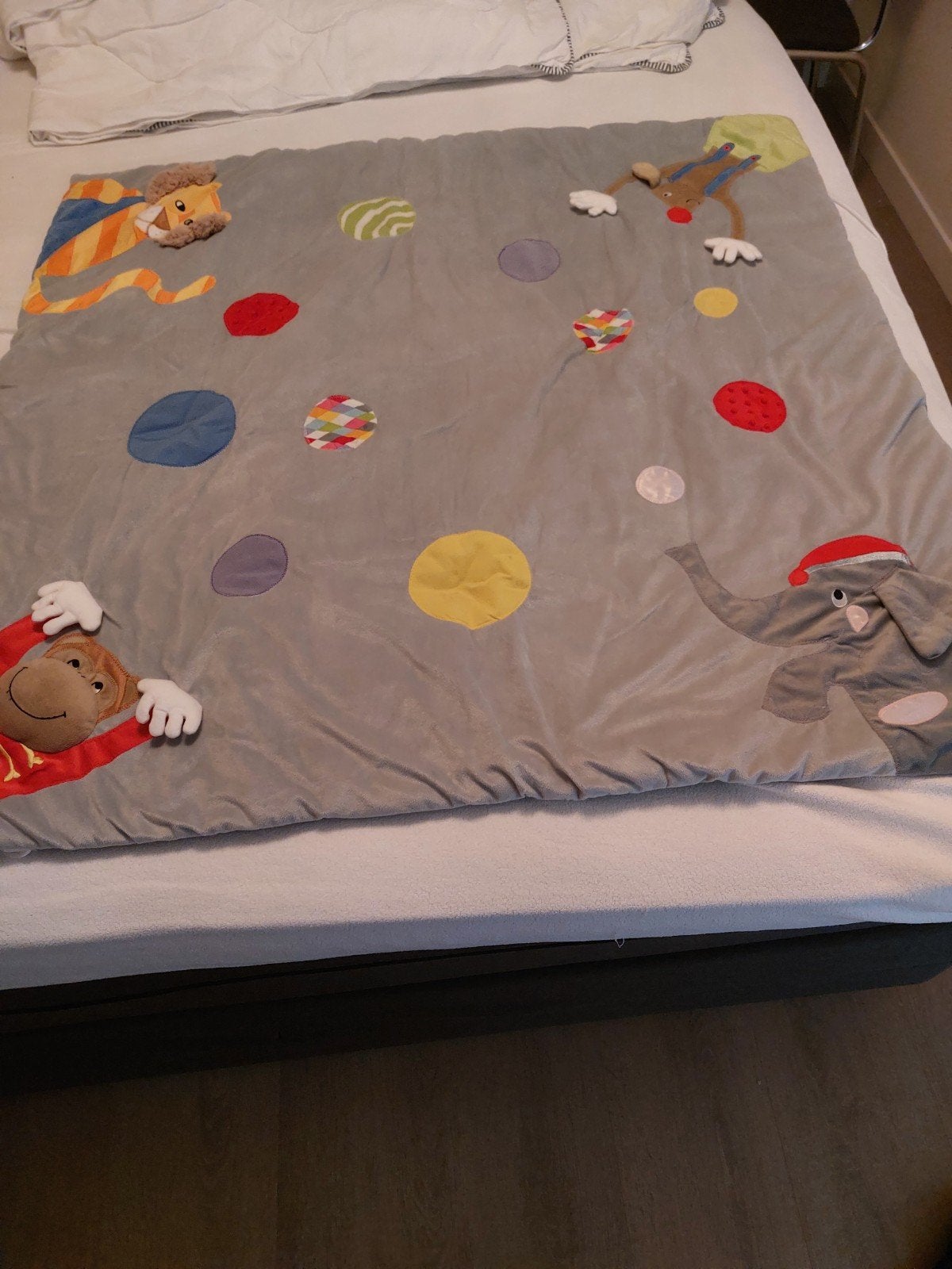 Vloerkleed baby met dierenprint, Ophalen of Verzenden, Zo goed als nieuw, Kleed of Kussen