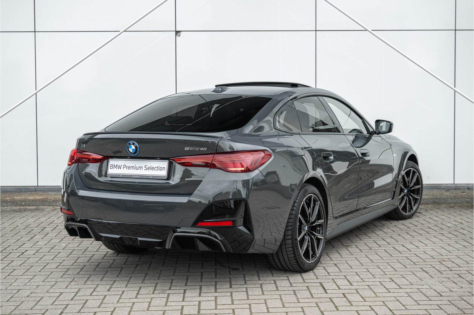 BMW i4 eDrive40 M Sport / Schuif-kanteldak / Trekhaak / M Ad, Auto's, Dealer onderhouden, Achterwielaandrijving, Gebruikt, Zwart