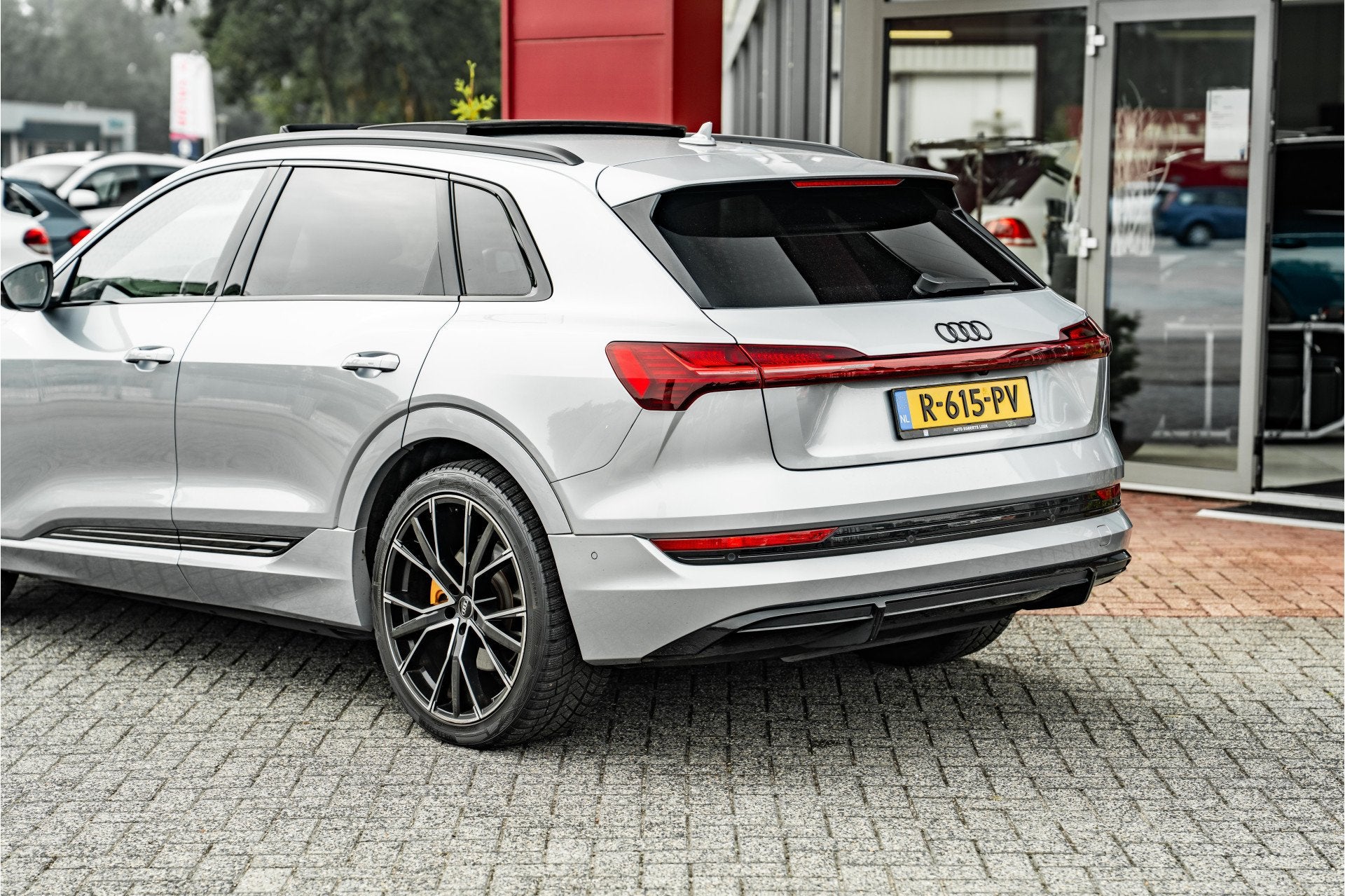 Audi e-tron 95kWh | 55 Quattro S Line binnen + buiten | SOH, Auto's, Automaat, 131 €/maand, 95 kWh, 365 km