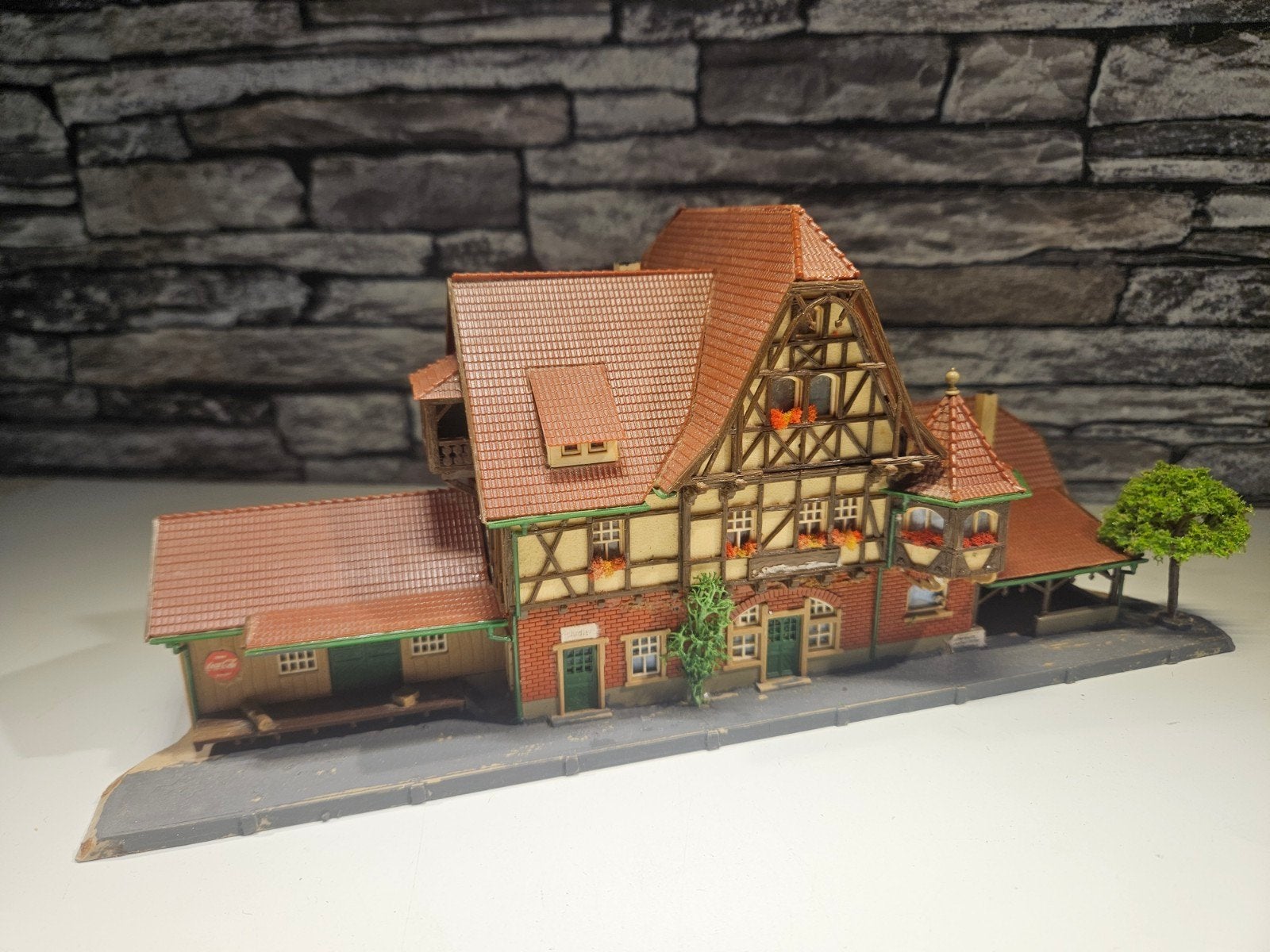 Station stationsgebouw Neuffen N spoor modeltrein 1:160, Overige merken, Gebruikt, Gelijkstroom of Wisselstroom, Brug, Tunnel of Gebouw