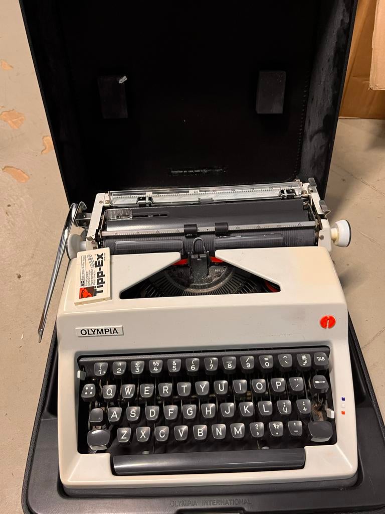 Mechanische typemachine Olympia in koffer, Diversen, Typemachines, Ophalen