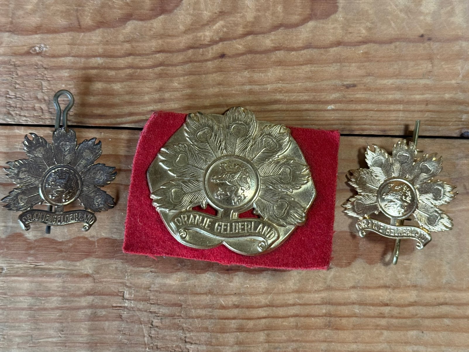 Baret en schouder baret emblemen oranje gelderland, Ophalen of Verzenden, Landmacht, Nederland, Embleem of Badge