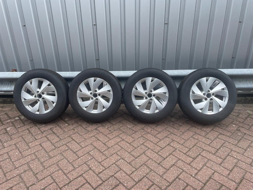 VW tiguan 17 inch originele Belmont winterset, Auto-onderdelen, Ophalen, Banden en Velgen, 17 inch, Winterbanden
