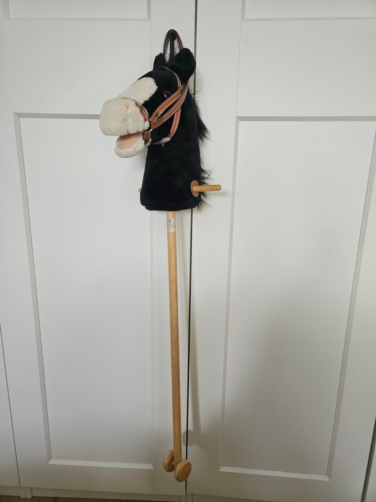 Zwart stokpaard met wielen - In goede staat, Kinderen en Baby's, Ophalen, Gebruikt, Jongen of Meisje