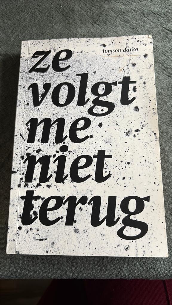 Tomson Darko - Ze volgt me niet terug, Ophalen of Verzenden, Zo goed als nieuw, Tomson Darko