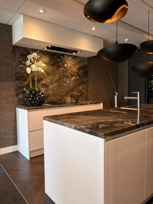 Bosch showroomkeuken met natuurstenen werkblad en eiland, Ophalen, Wit, Overige typen, Graniet of Steen