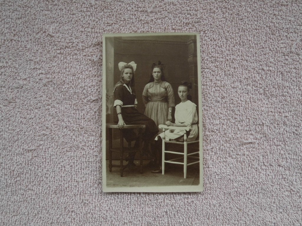3 meisjes in klederdracht. foto  R. Jacobi Drachten, Verzamelen, Gebruikt, Foto, Klederdracht, Ophalen of Verzenden