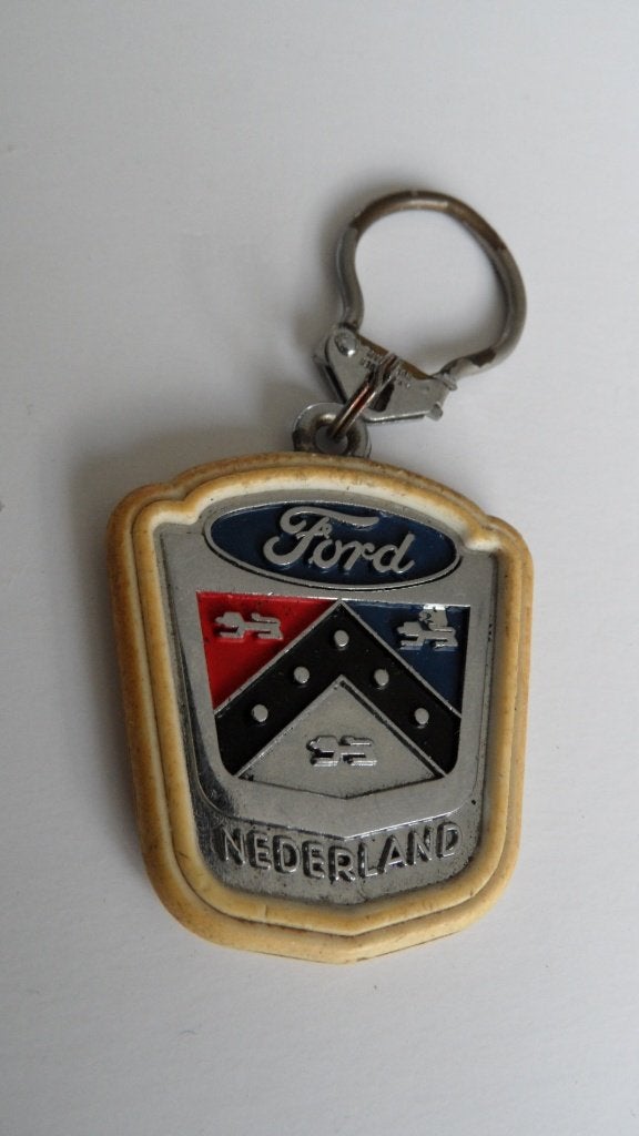 Ford official dealer AZA Assen oldtimerauto sleutelhanger, Verzenden, Zo goed als nieuw, Auto's