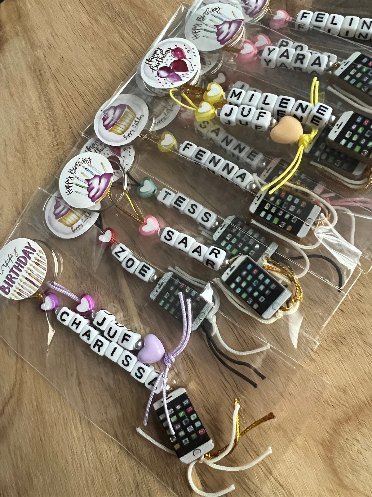 Leuke naamhangers sleutelhangers met smartphone bedelrje, Ophalen of Verzenden, Zo goed als nieuw, Feestartikel, Verjaardag