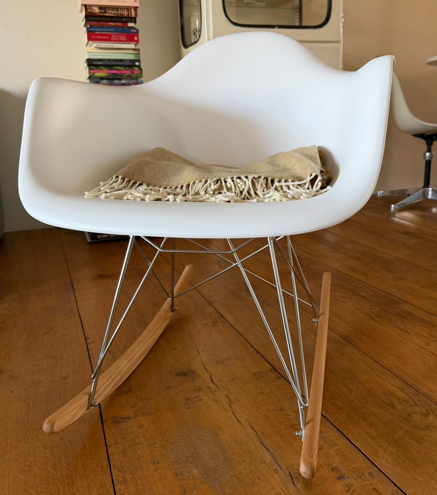 Schommelstoel in Eames stijl. Wit. Heel goede staat, Ophalen, Kunststof, Wit, Zo goed als nieuw