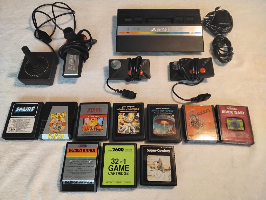 Atari 2600 met 10 spellen en 4 controllers, Spelcomputers en Games, Spelcomputers | Atari, Ophalen of Verzenden, Gebruikt, Met 3 controllers of meer