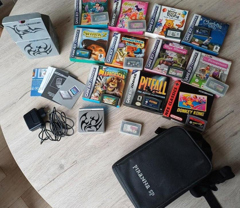 Game Boy Advance SP Tribal met 12 spellen en accessoires, 1 speler, Zo goed als nieuw, Vanaf 7 jaar, Ophalen