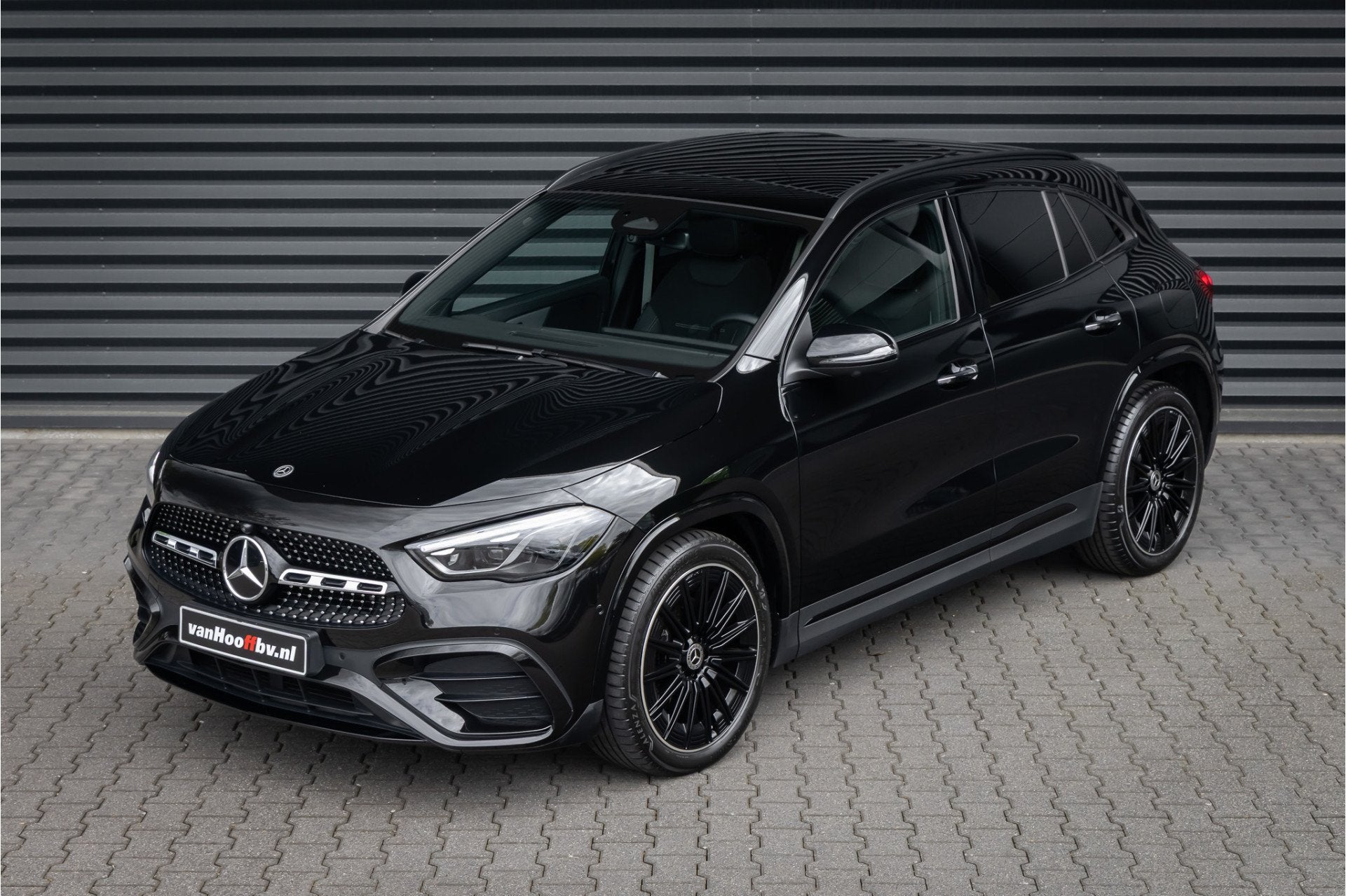 Mercedes-Benz GLA 200 d AMG Line 20 inch - Pano - Camera, Auto's, Mercedes-Benz, Zwart, 4 cilinders, Zwart, Origineel Nederlands