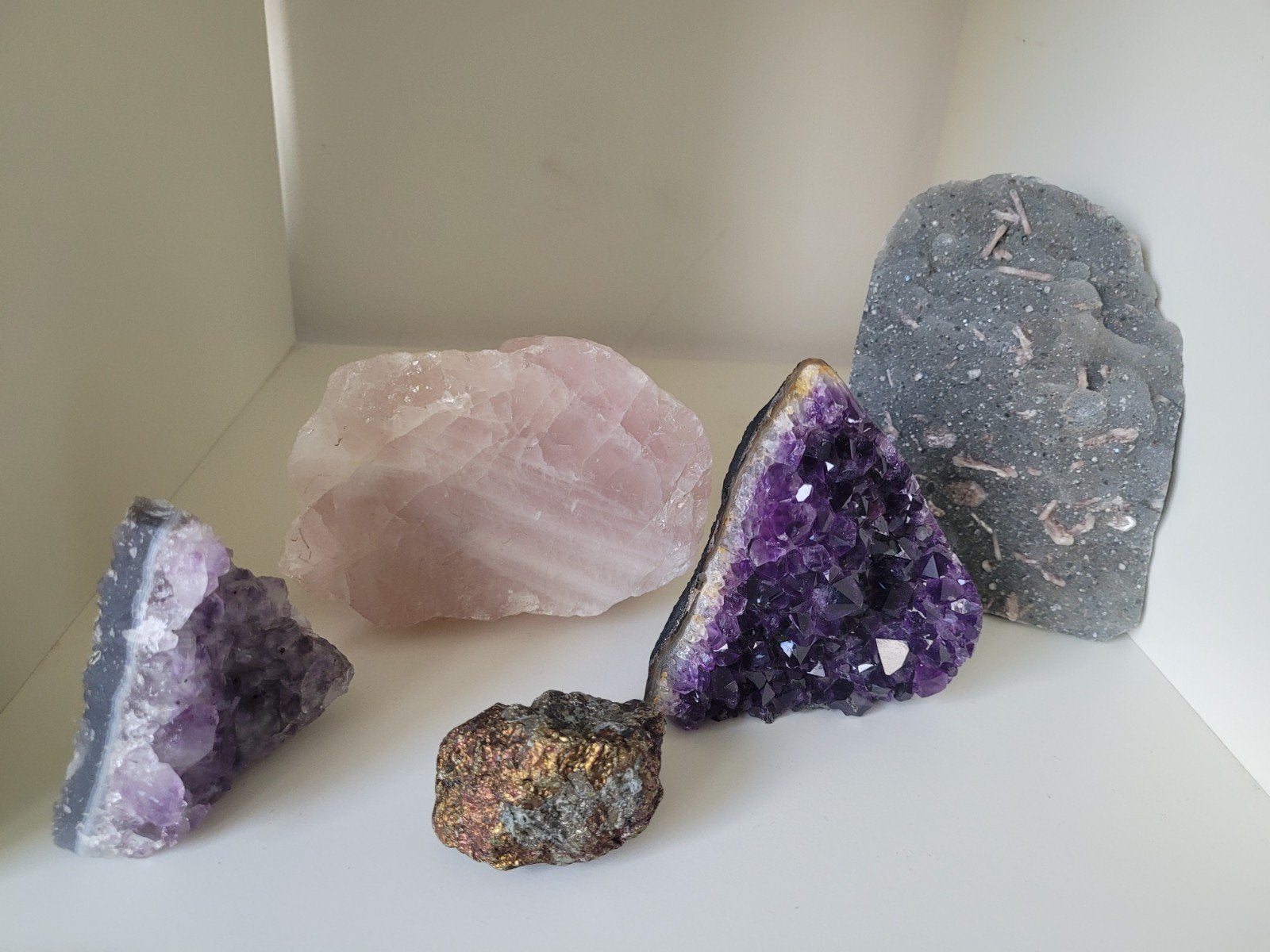 Mineralen Collectie: Amethist, Rozenkwarts, Apofyliet, Ophalen of Verzenden, Mineraal