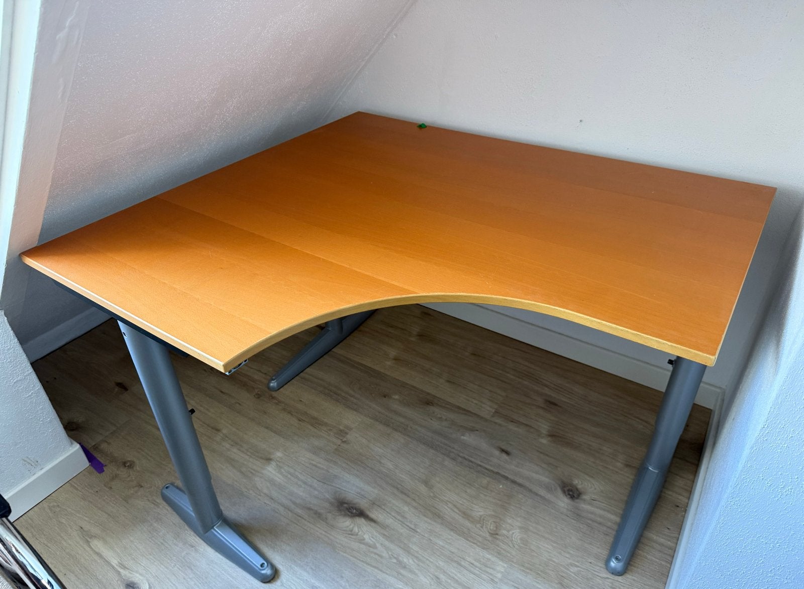 Hoekbureau met houten blad en metalen poten, Ophalen, Gebruikt, Hout, Hoekbureau