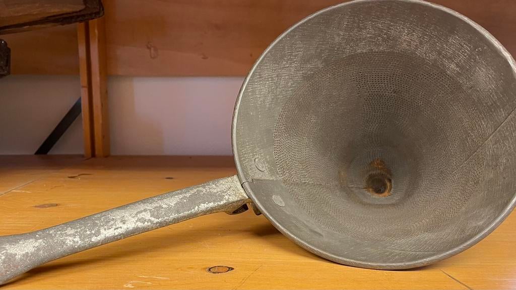 Mooie ijzere Trechter met vaste zeef er in ., Antiek en Kunst, Antiek | Gereedschap en Instrumenten, Ophalen of Verzenden