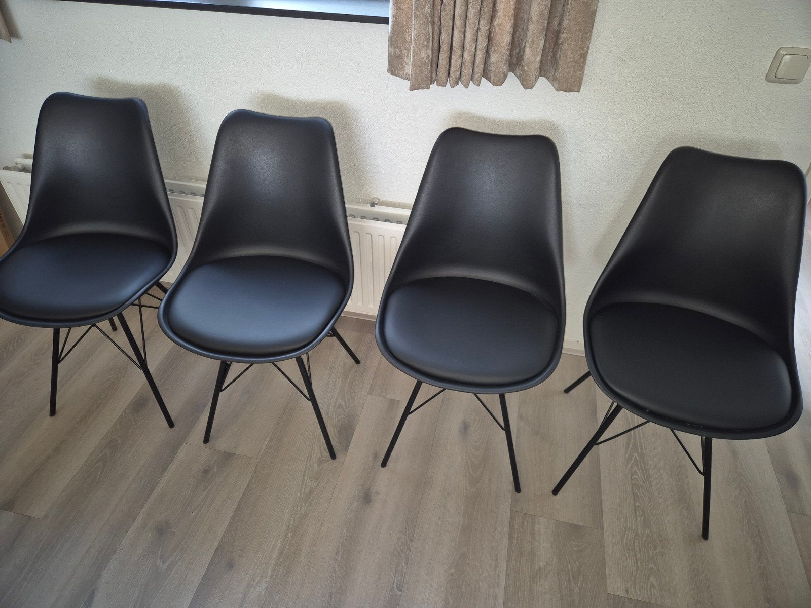 Jysk Klarup eetkamerstoelen 4 stuks, Ophalen, Kunststof, Zwart, Zo goed als nieuw