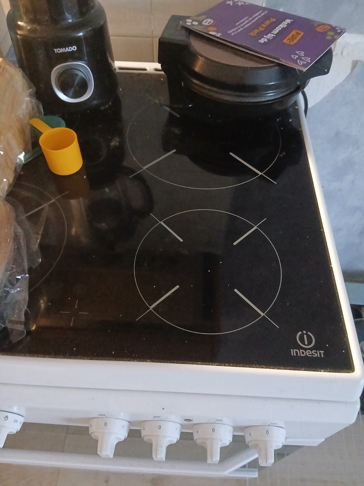 Indesit werkt heel goed zoals cake bakken en koken, Witgoed en Apparatuur, Fornuizen, Ophalen, Keramisch, 4 kookzones, Zo goed als nieuw